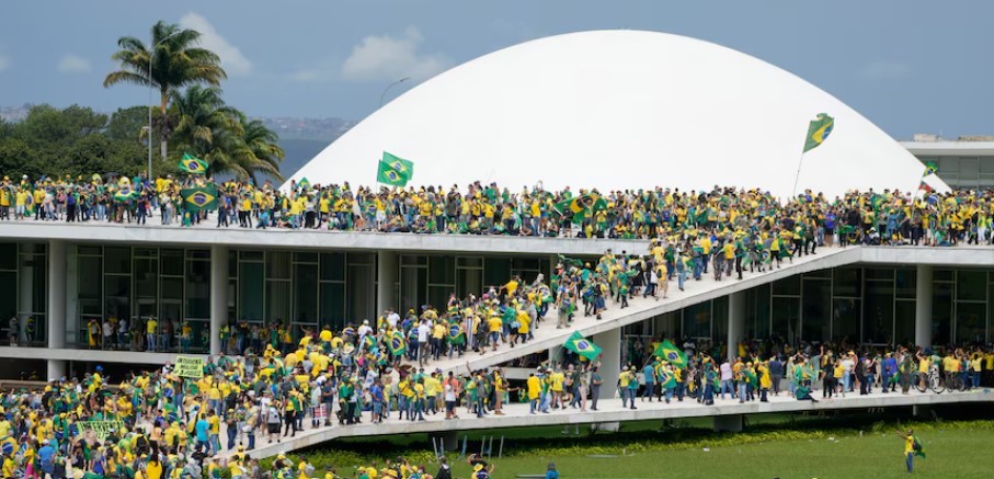 El juez Rafecas pidió la detención de 61 brasileños que participaron en la toma de Brasilia y se encuentran refugiados en Argentina | Política y economía