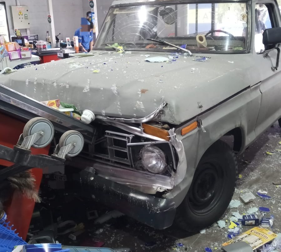 Video: así fue el momento en el que una camioneta se incrustó dentro de un supermercado en Argüello | Córdoba