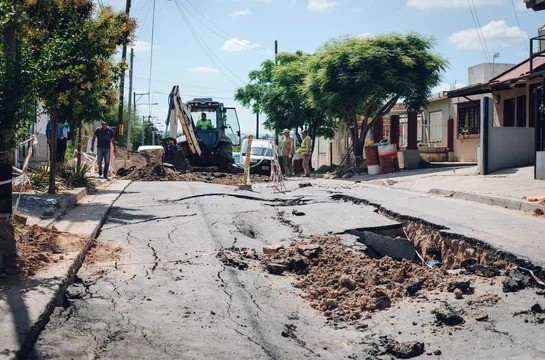 Barrio San Ignacio: la Municipalidad trabaja para arreglar el socavón | Córdoba