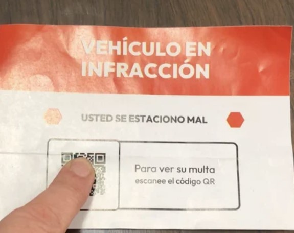 Nueva modalidad de estafa que genera terror: colocan multas falsas y piden escanear un QR | Actualidad