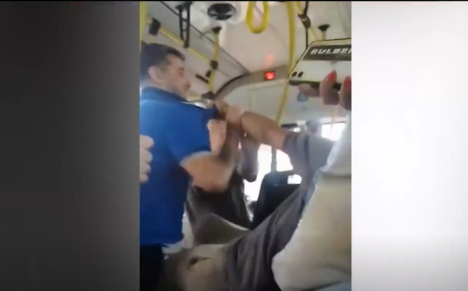 Trompadas en el colectivo: el chofer bajó a un pasajero a los golpes | VIDEOS TFN CORDOBA