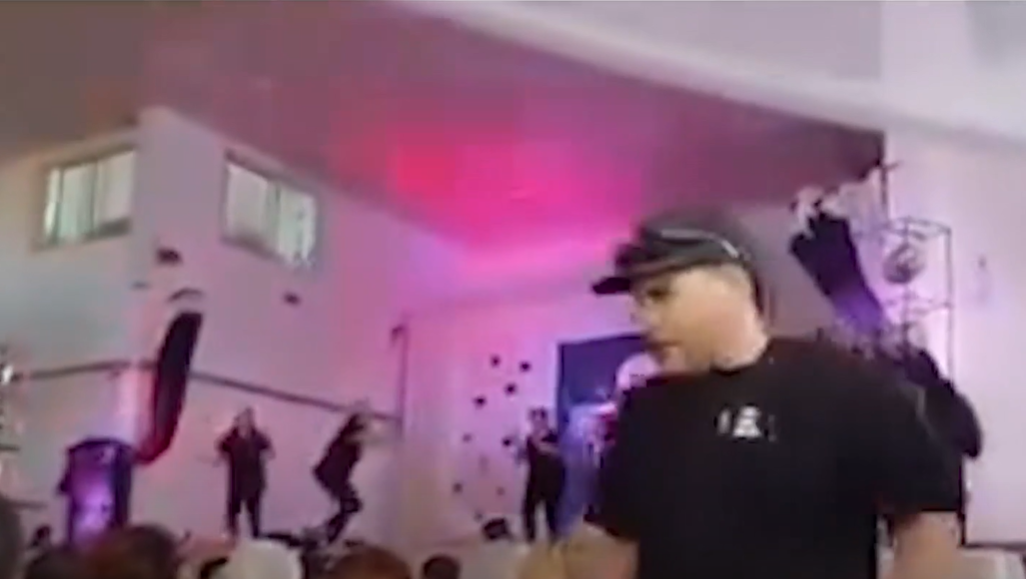 Le estacionaron el auto en el frente de su casa, se metió al jardín de infantes y golpeó a un padre | VIDEOS TFN CORDOBA