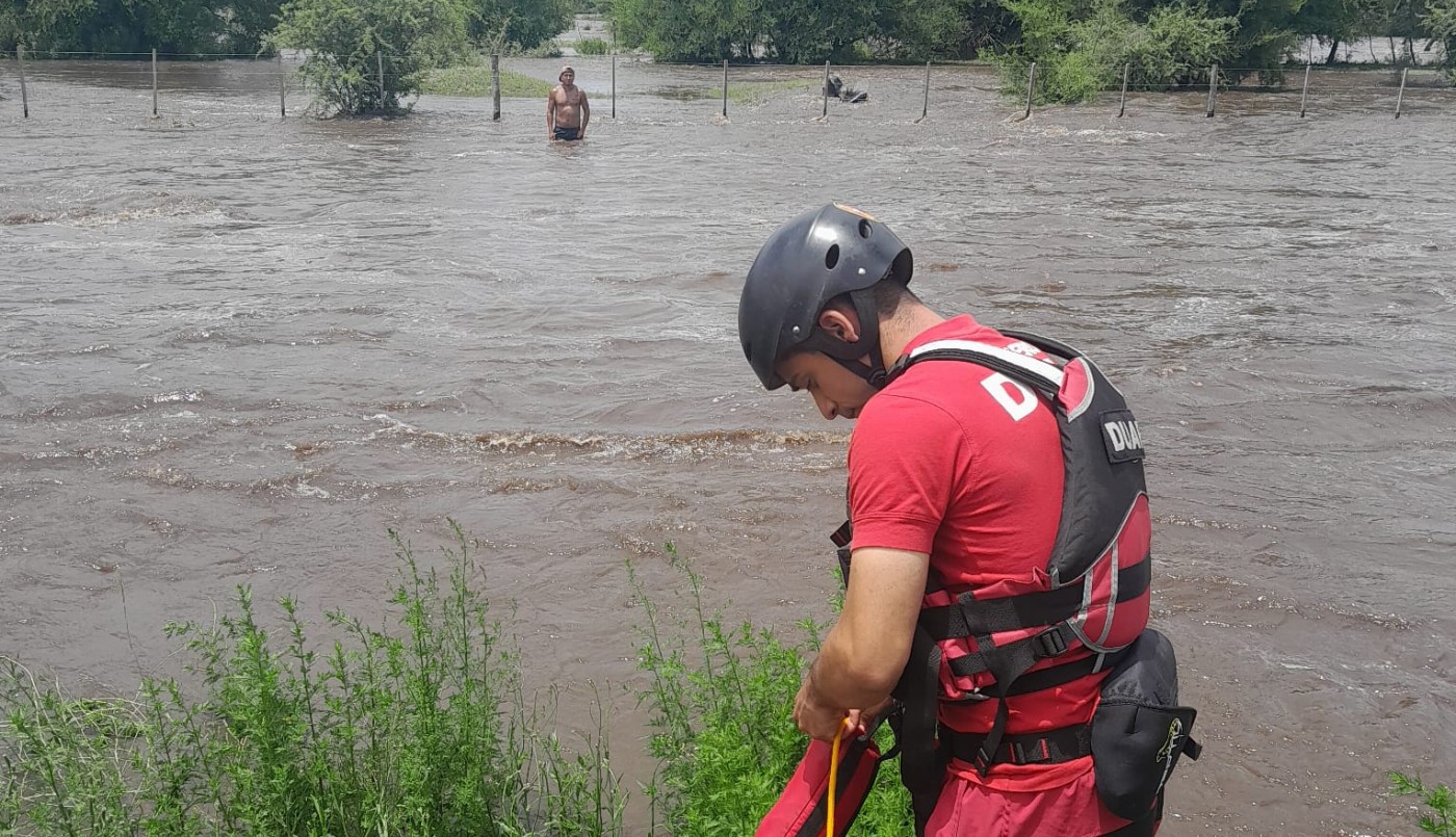 Dique Chico: asistieron a dos personas por la creciente del Río Anisacate | Córdoba