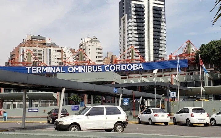 Detuvieron a dos maleteros que lastimaron con un clavo a un chico en la terminal de ómnibus de Córdoba | Córdoba