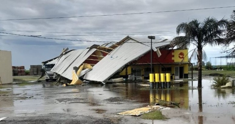 Una "cola de tornado" azotó el pueblo cordobés de Ordóñez y causó estragos en la infraestructura del lugar | Córdoba