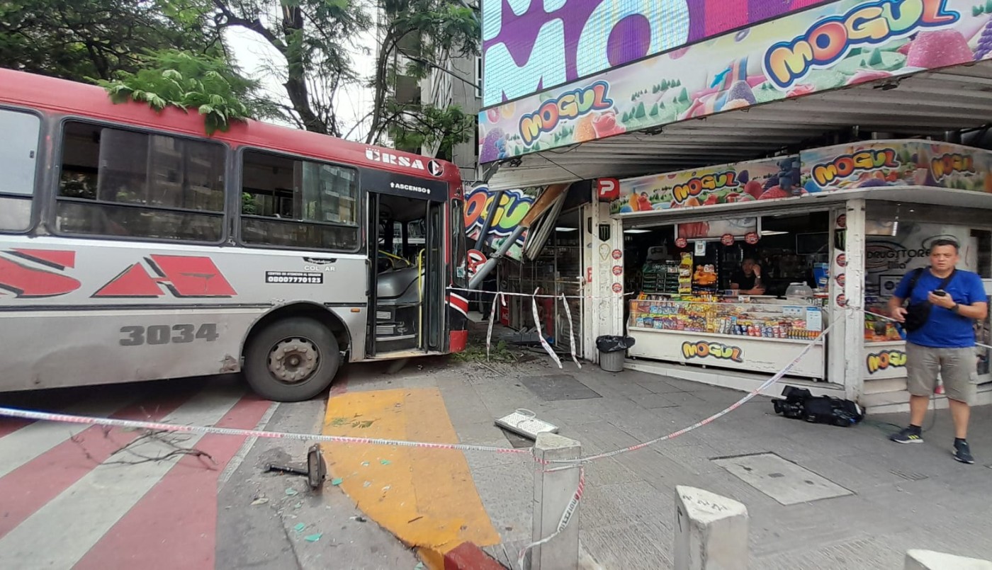 El relato de la kiosquera tras el accidente del colectivo: "nos salvamos por el semáforo" | Córdoba