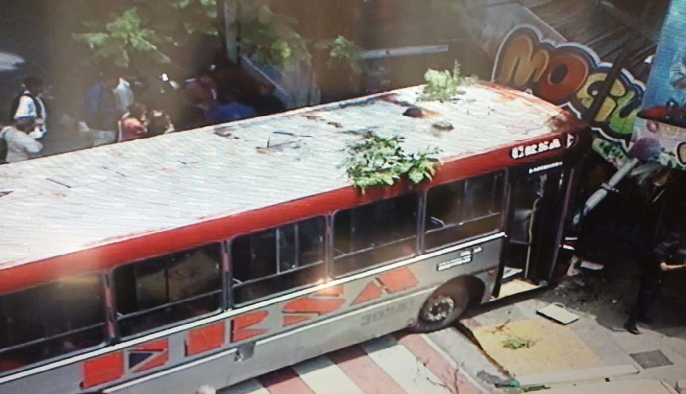 Video: el momento en el que el colectivo atropelló a las dos mujeres y se incrustó en el kiosco | Córdoba