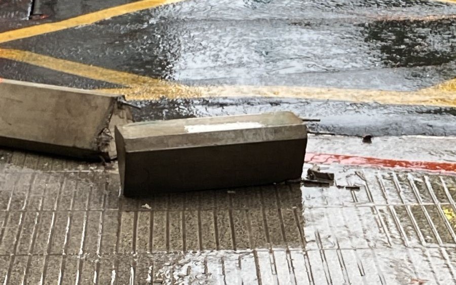 Otro accidente en menos de 24 horas: un auto impactó contra el puesto de diarios ubicado entre Chacabuco e Illia | Córdoba