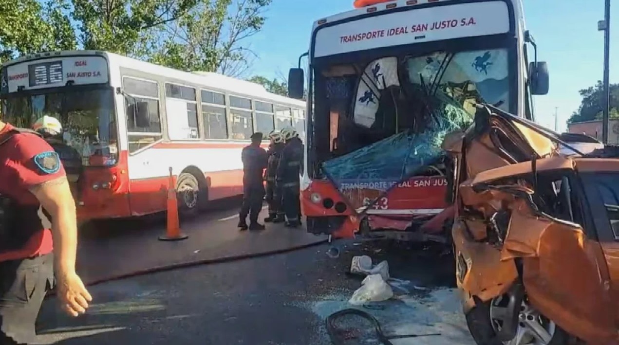 Un colectivo y siete autos chocaron en la autopista Dellepiane: 21 heridos | Actualidad