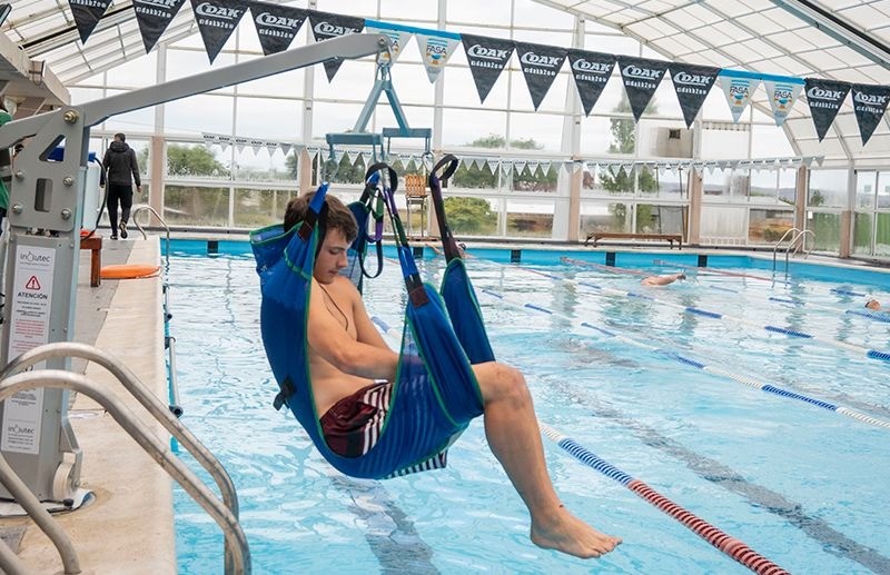 La Cumbre: inauguraron en la pileta municipal una grúa mecánica para facilitar el acceso a personas con discapacidad | Córdoba
