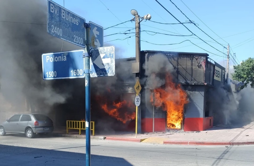 Video: una pinturería se prendió fuego en barrio Pueyrredón | Córdoba