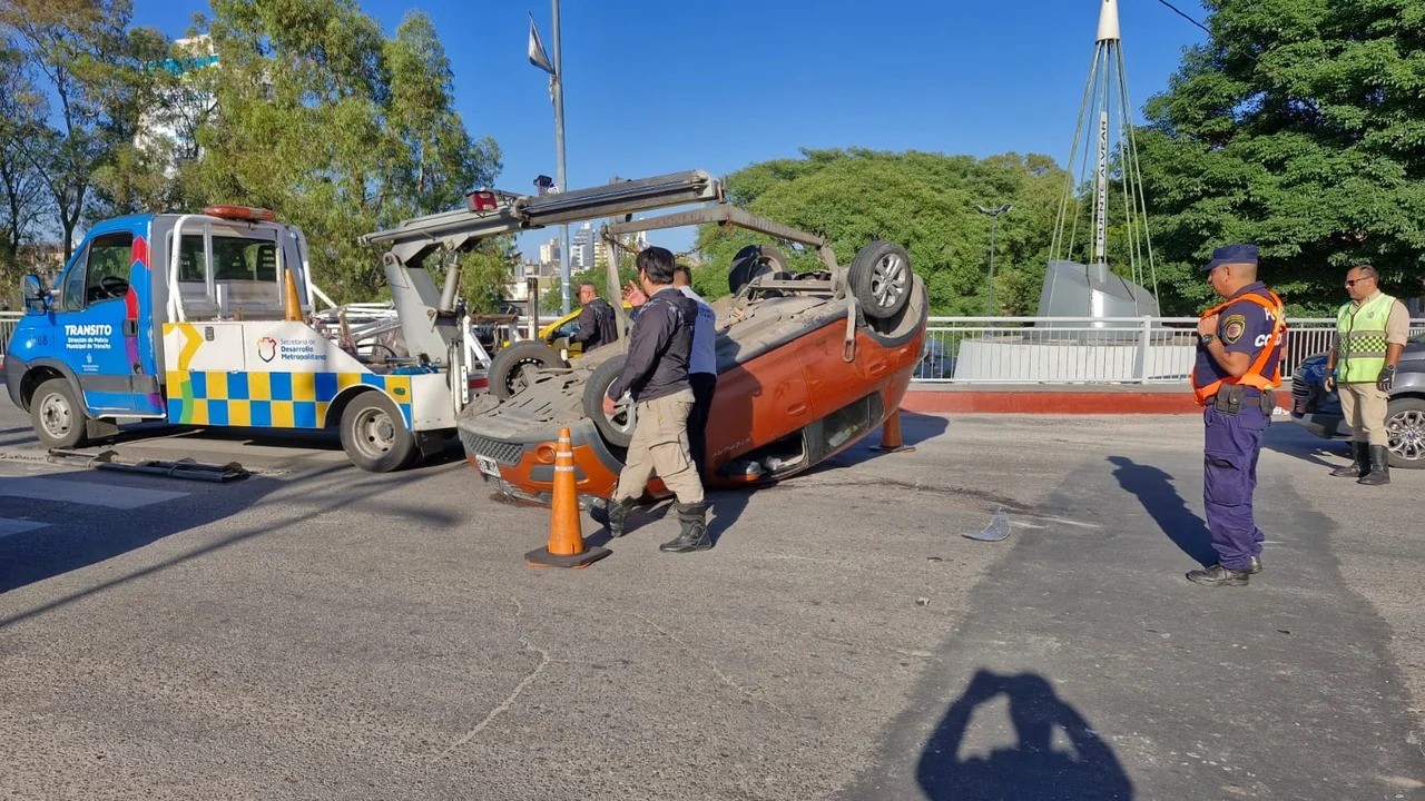 Impactante siniestro vial: dos autos chocaron y uno terminó dado vuelta en Córdoba | Córdoba
