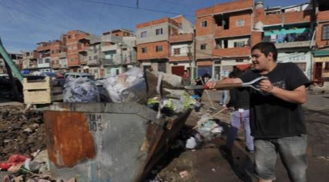 Primer año de Milei: superávit, baja de la inflación pero casi la mitad de las familias argentinas en la pobreza | Política y economía