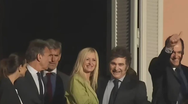 Milei salió al balcón de la Rosada junto a 'Yuyito' González: "En 2025 vamos a despegar" | Política y economía