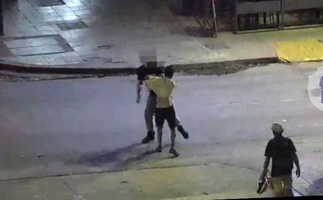 Video: arrojó una botella de vidrio contra un bar y se agarró a las piñas con un empleado | Córdoba