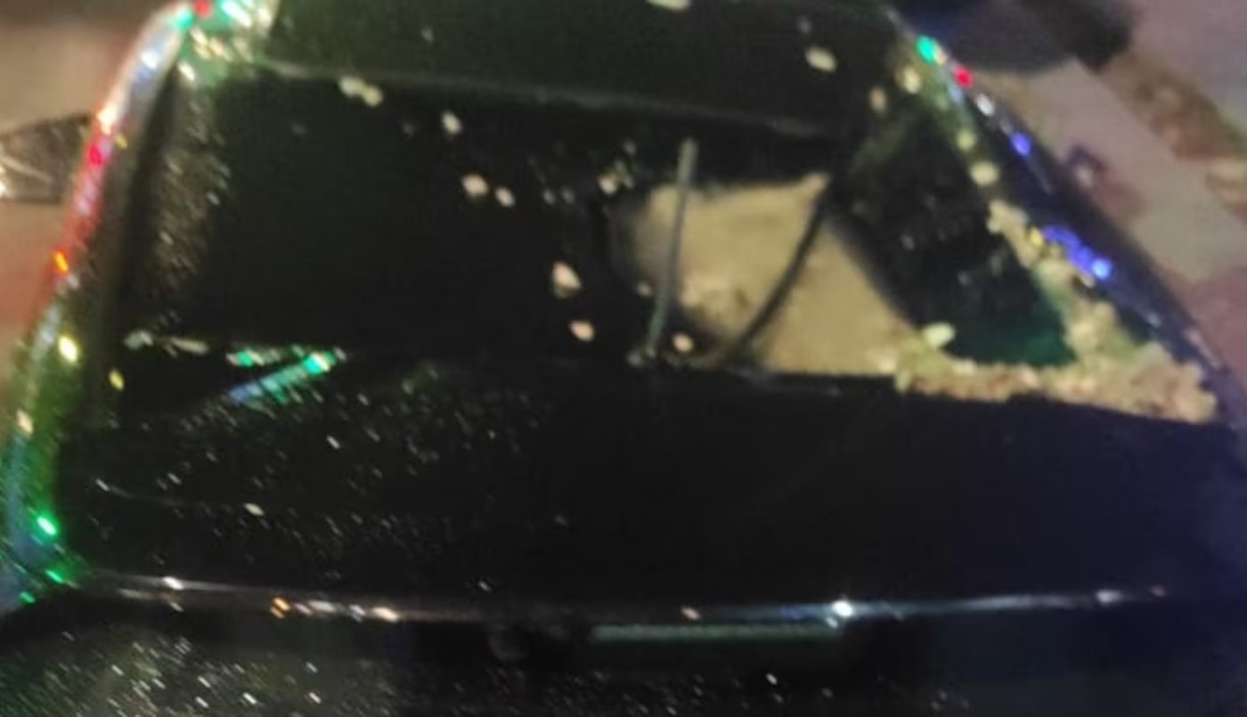 Un perfil de hierro cayó desde el piso 24, destrozó un auto y lesionó a un adolescente | Córdoba