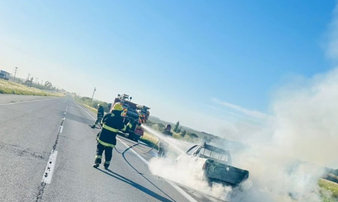Un vehículo se prendió fuego en la autopista Córdoba-Rosario | Córdoba