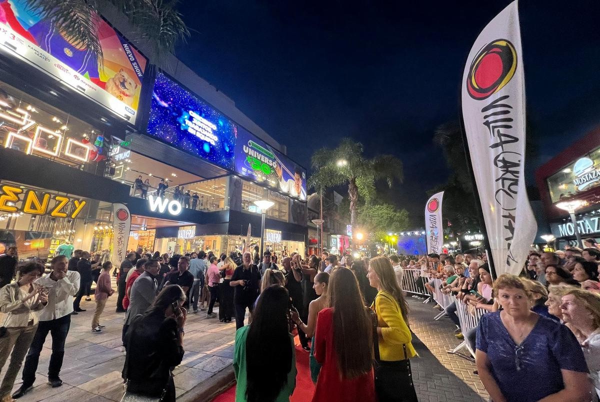 Villa Carlos Paz inauguró su temporada teatral con la clásica alfombra roja | Córdoba