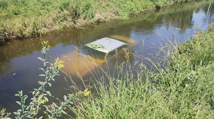 Auto cae a un canal en Córdoba tras una falla mecánica | Córdoba
