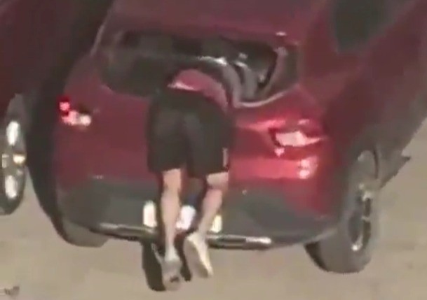 Video: rompieron el vidrio de un auto estacionado en Villa El Bordo y huyeron con la rueda de auxilio | Córdoba