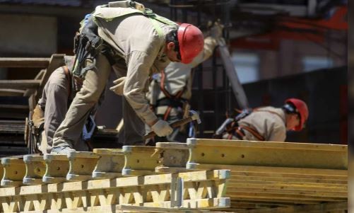 El salario mínimo cayó un 30% en un año y hubo un leve repunte del empleo asalariado formal | Política y economía