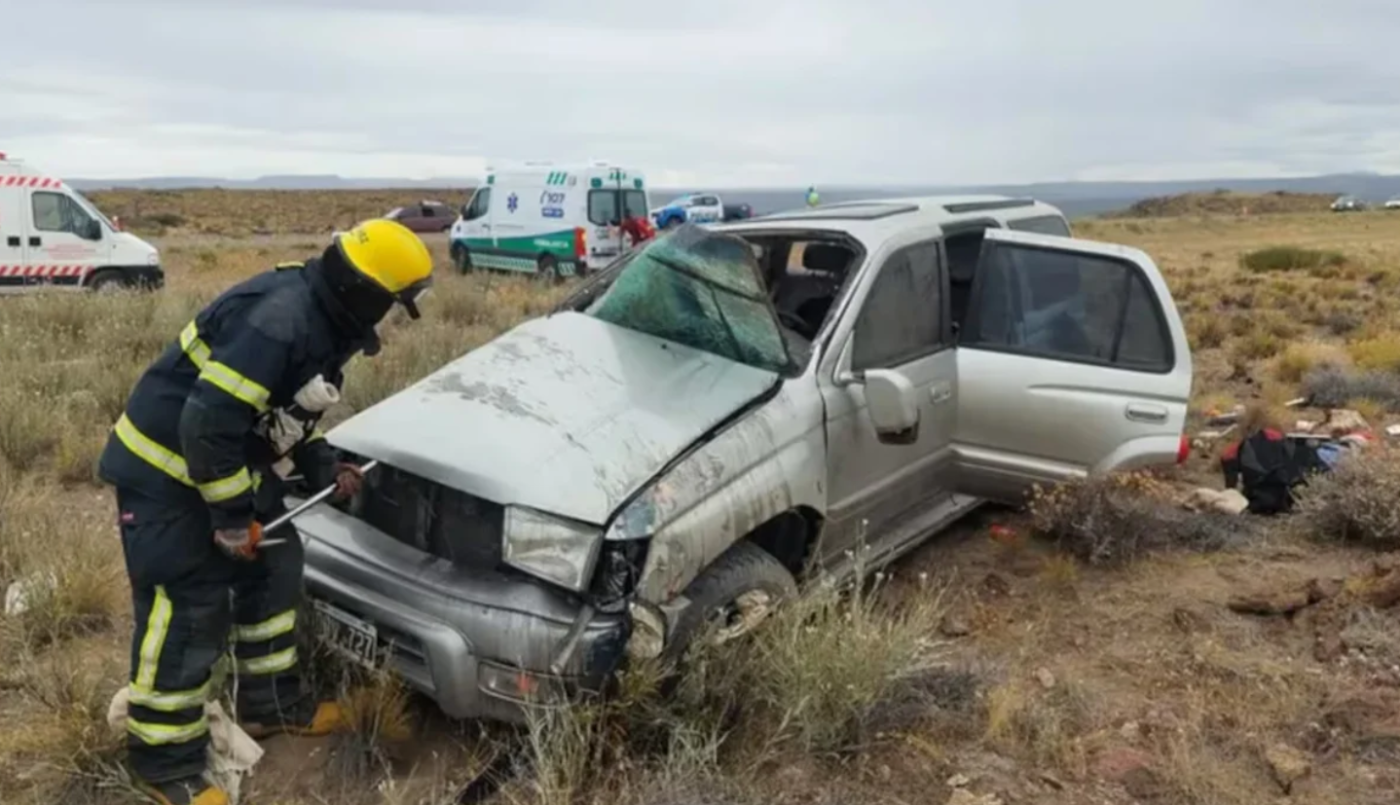 Volvían de las vacaciones en Bariloche, volcaron en la ruta y murió una acompañante | Actualidad