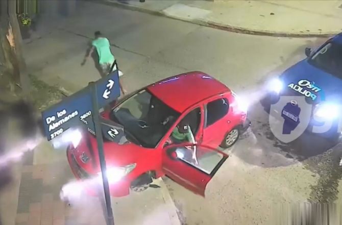 Dos delincuentes robaron un auto, chocaron e intentaron escapar corriendo: el video de la persecución | Córdoba