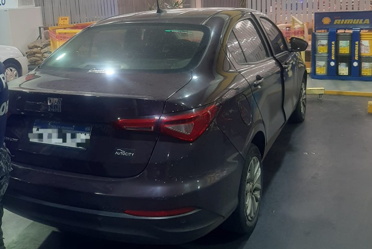 Quiso estacionar su auto y se incrustó en la vidriera de una estación de servicio | Córdoba