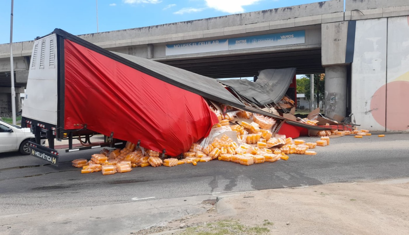 Un camión con acoplado perdió el control y provocó un accidente | Córdoba