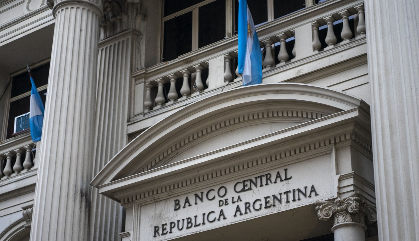 Fuerte caída de reservas por el pago de bonos y suba del dólar blue | Política y economía