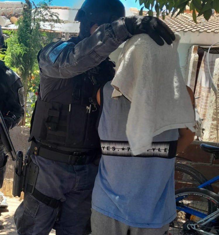 La Policía detuvo a un hombre en Monte Buey por tenencia de armas y drogas | Córdoba