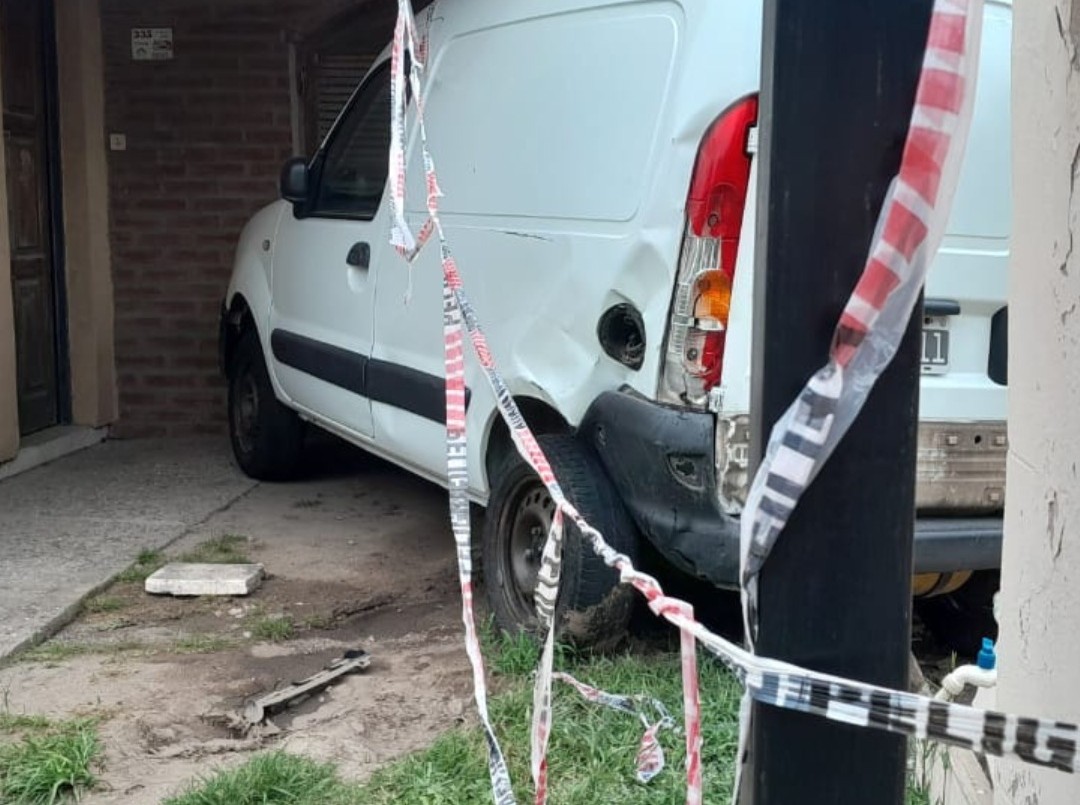 Una camioneta chocó contra una vivienda en barrio Artigas | Córdoba