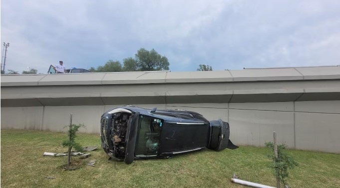 Un auto perdió el control y cayó desde una rampa en el aeropuerto de Córdoba | Córdoba