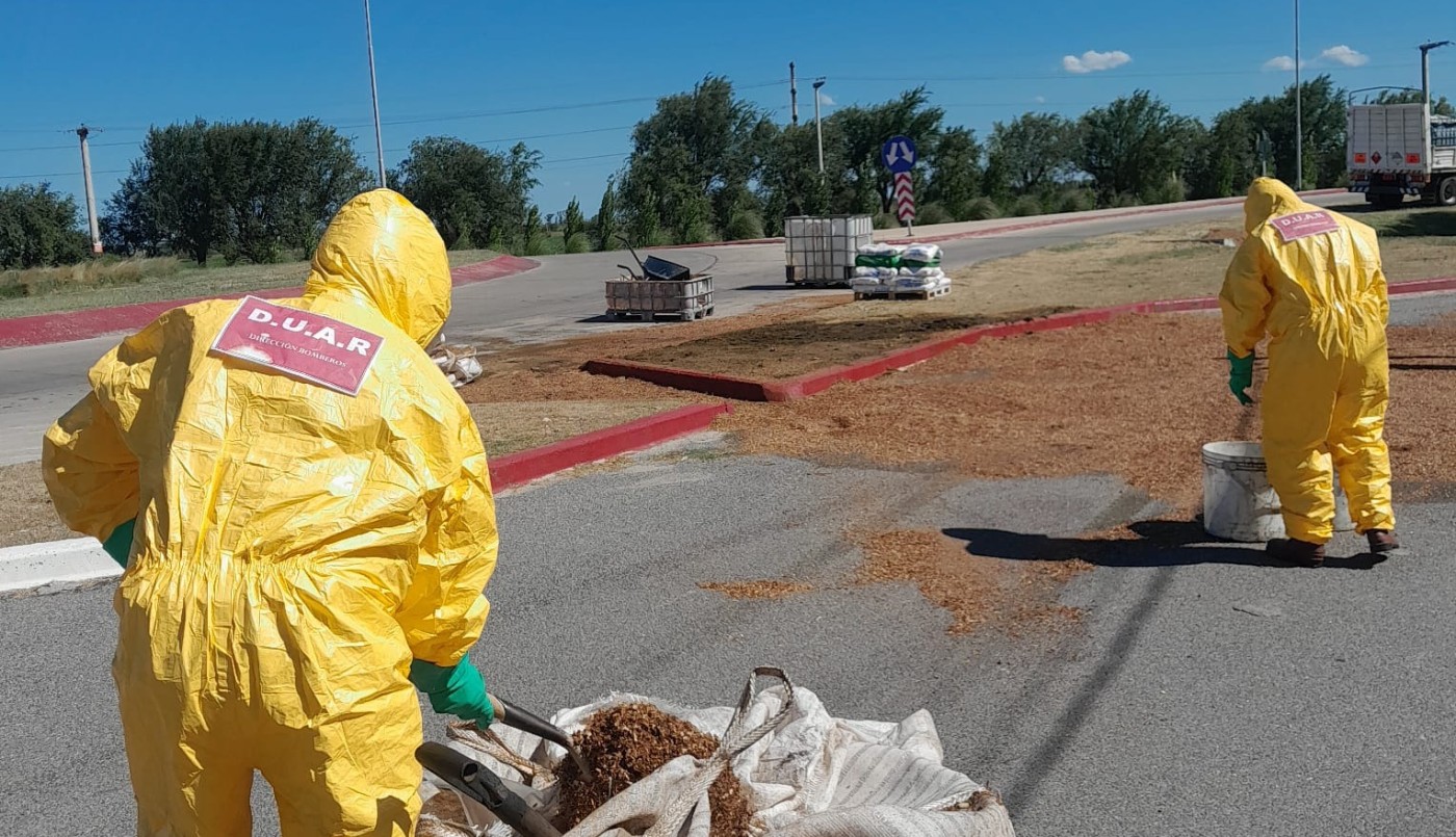 Un camión volcó y derramó ácido clorhídrico sobre el asfalto | Córdoba