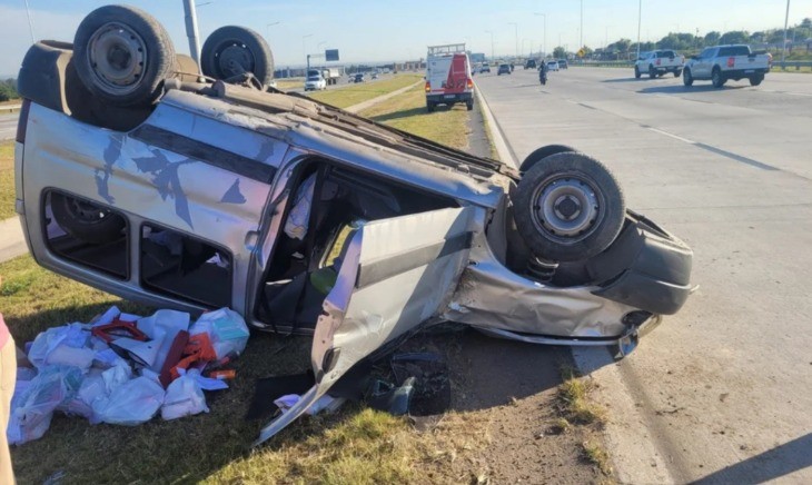 Un auto volcó en Avenida Circunvalación | Córdoba