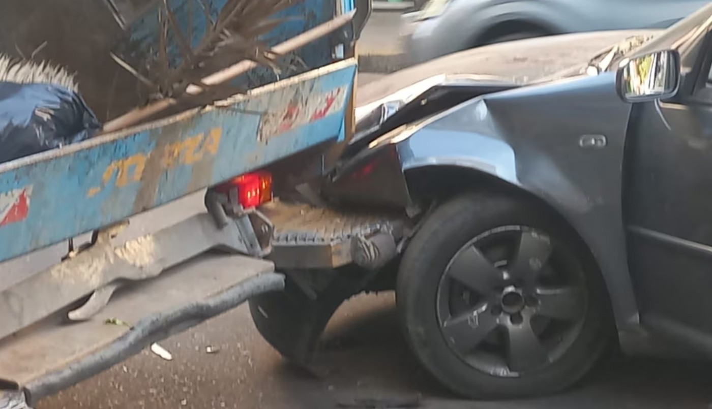 Chocó de atrás a un camión de basura y lastimó a uno de sus empleados en Córdoba | Córdoba