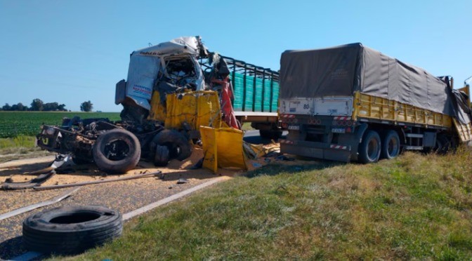 Dos camiones chocaron en el límite de Santa Fe y Córdoba: un muerto | Córdoba