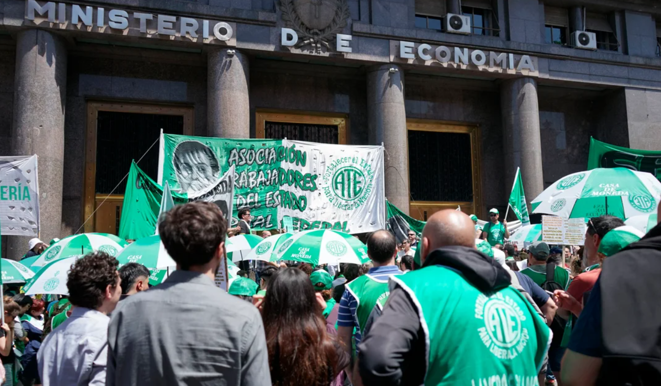 Pasan a disponibilidad a 150 empleados de planta permanente del Ministerio de Economía | Política y economía