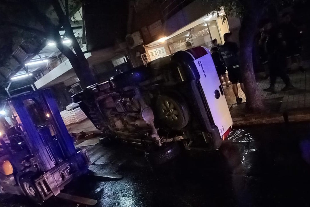 Chocó contra un camión, se subió arriba de su rampa y terminó dándose vuelta en Nueva Córdoba | Córdoba