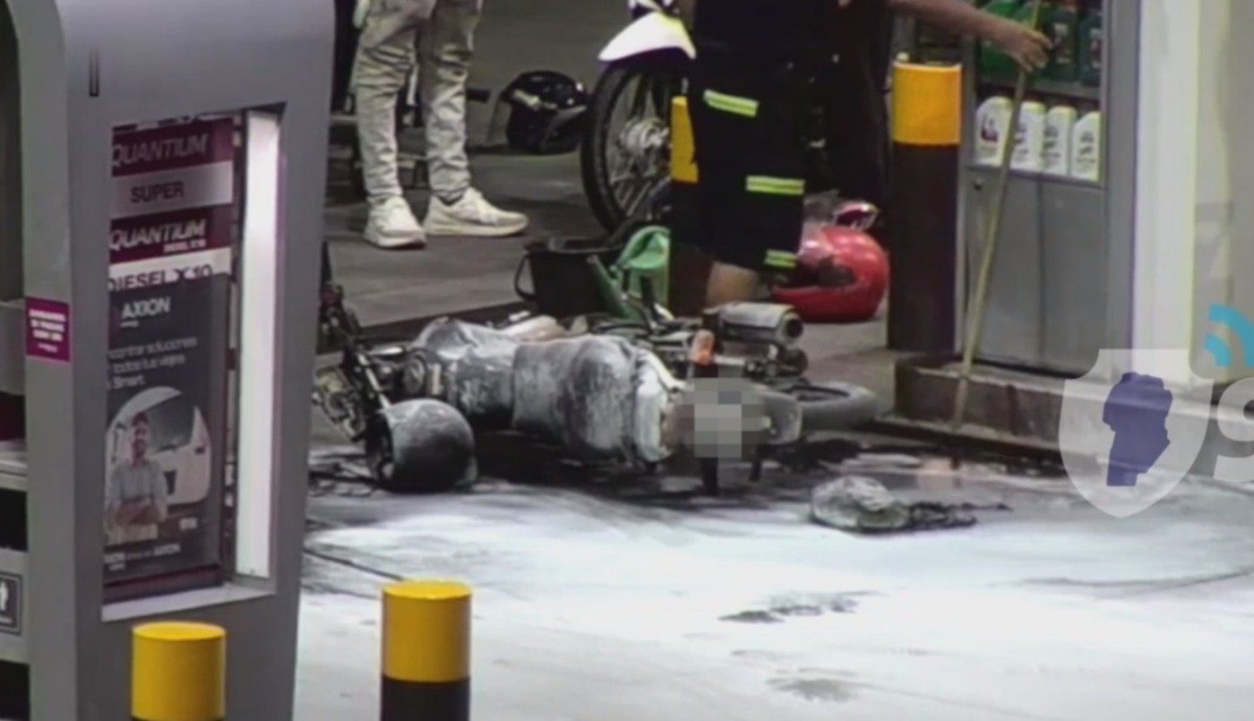 Video: una motocicleta se prendió fuego en una estación de servicio de Córdoba | Córdoba