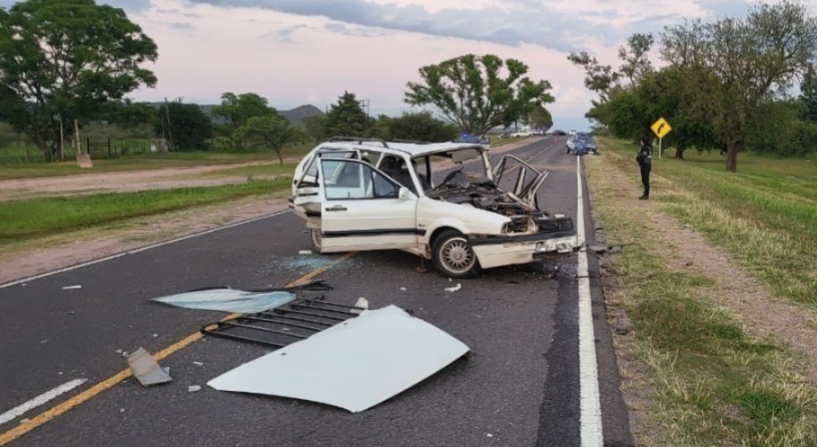 Impactante choque frontal entre un móvil de la Caminera y un auto en Embalse: hay un herido grave | Córdoba