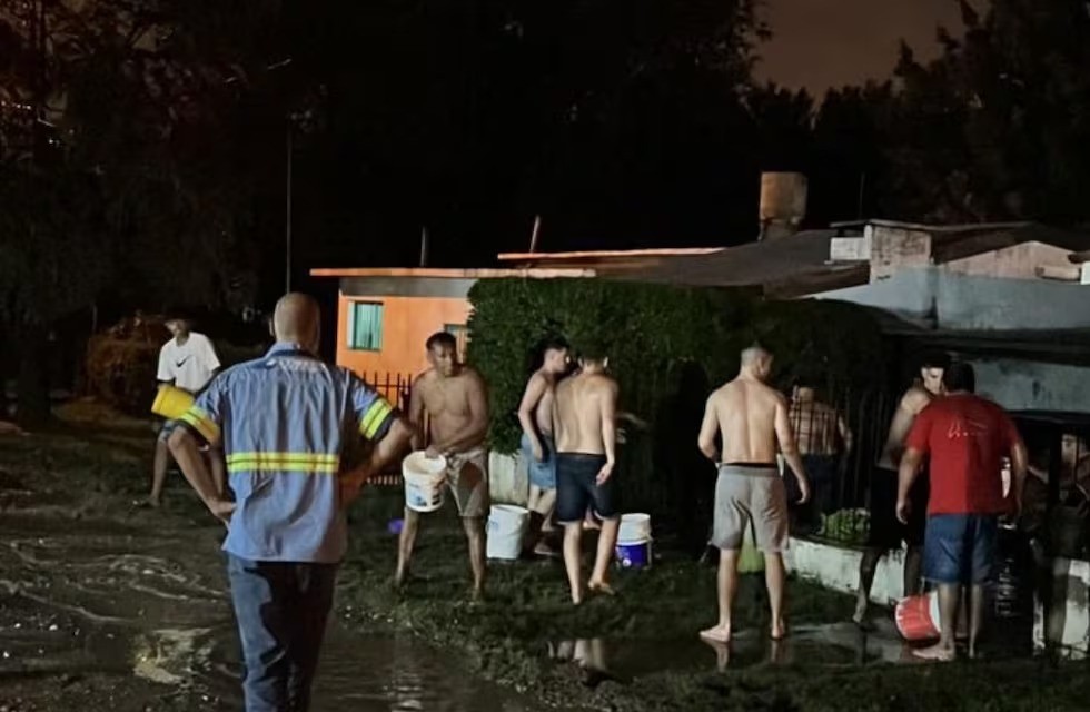 Un grupo de Jóvenes ayudaron a una familia durante la inundación en Calamuchita mientras iban a bailar | Córdoba