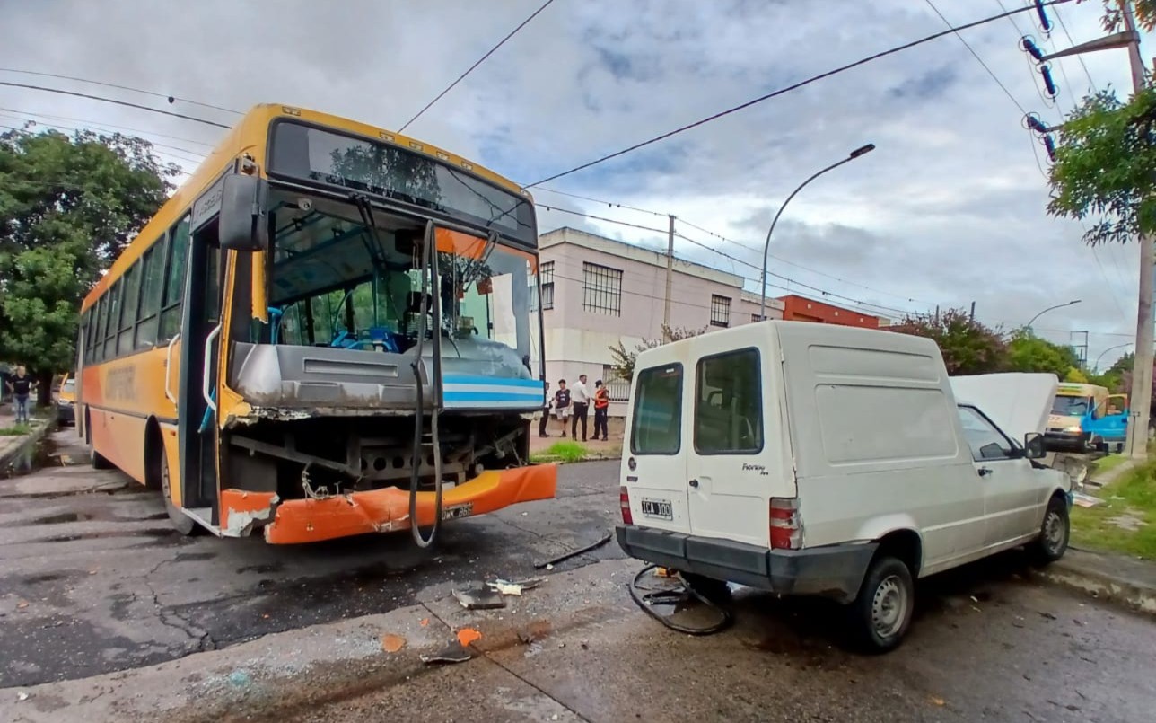 Chocaron un colectivo de la empresa Coniferal y un auto en barrio Ayacucho: hay personas atrapadas | Córdoba