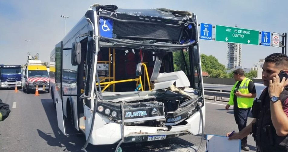 Brutal choque entre un colectivo y un camión en General Paz: 12 heridos | Actualidad