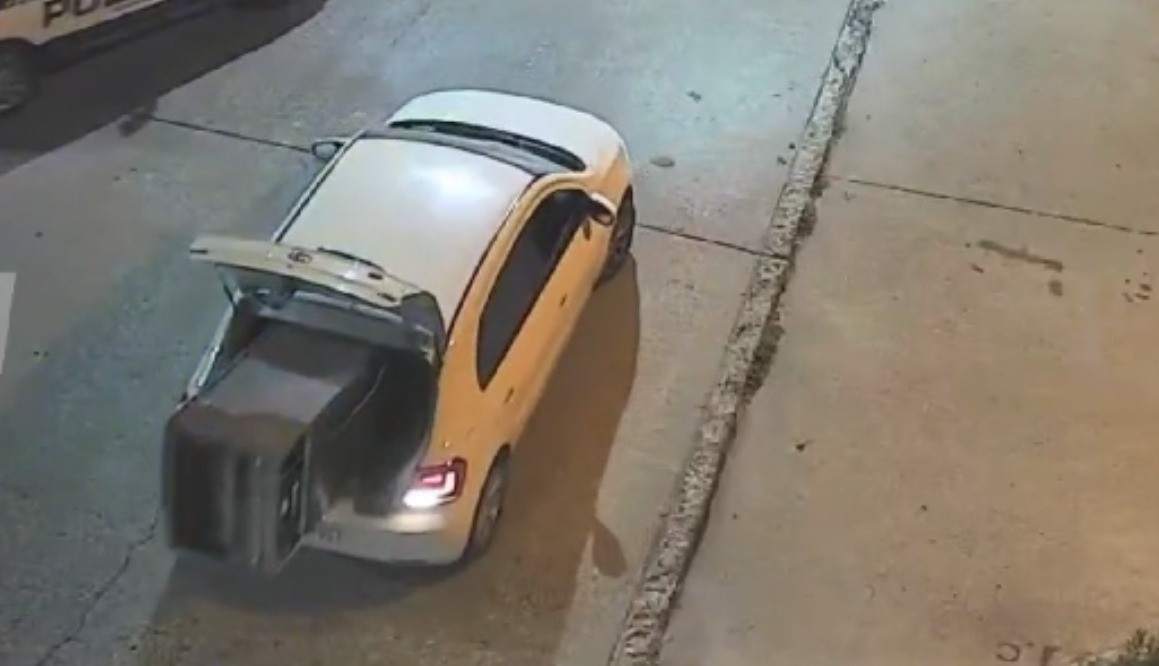 Video: detuvieron a tres personas que trasladaban una heladera robada en el baúl de un auto | Córdoba