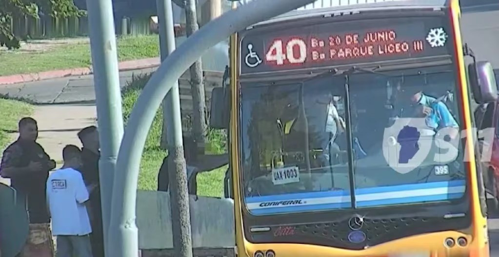 Cuatro adolescentes robaron celulares en un colectivo, intentaron huir y quedaron detenidos | Córdoba