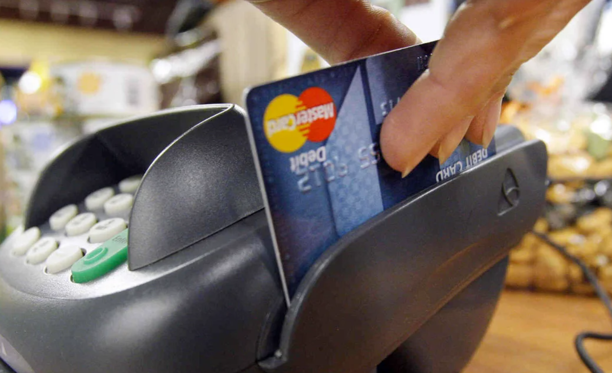 Habilitaron la opción de pagar en dólares con débito o en cuotas | Política y economía