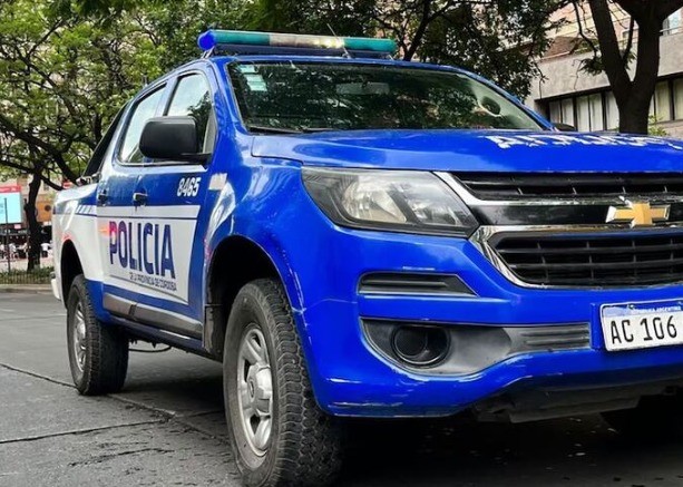 Policías le dispararon a un delincuente que se defendió a cuchillazos cuando lo atraparon | Córdoba