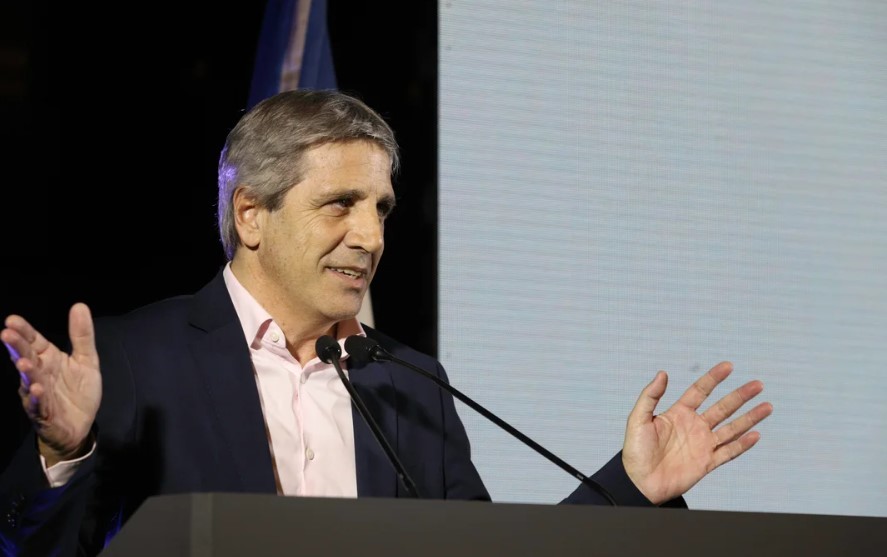 Luis Caputo anunció que en enero se registró un superávit financiero de $600.000 millones | Política y economía