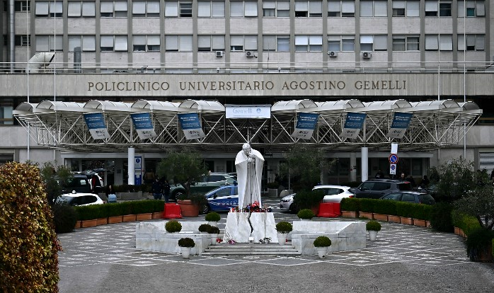 Tras el diagnóstico de neumonía bilateral, el papa Francisco sigue internado y pasó "una noche tranquila" | Internacionales